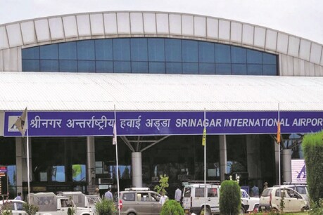 बांग्लादेश से लौटे 160 से ज्यादा छात्रों ने पृथक रहने से किया इनकार, एयरपोर्ट पर की तोड़फोड़ बांग्लादेश से लौटे 160 से ज्यादा छात्रों ने पृथक रहने से किया इनकार, एयरपोर्ट पर की तोड़फोड़