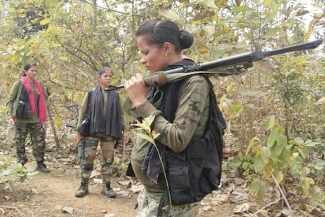 छत्तीसगढ़: सात महीने का गर्भ लेकर भी नक्सल मोर्चे पर तैनात है यह महिला कमांडो, SP ने किया जज्बे को सलाम! छत्तीसगढ़: सात महीने का गर्भ लेकर भी नक्सल मोर्चे पर तैनात है यह महिला कमांडो, SP ने किया जज्बे को सलाम!