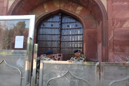 ताजमहल का बंद गेट और वहां बैठे सुरक्षाकर्मी. 
