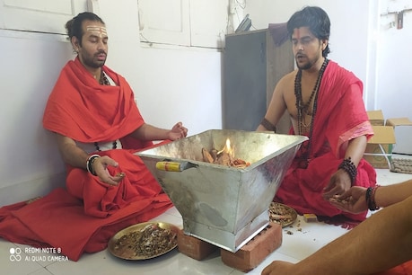 कोरोना से लड़ने के लिए तेजप्रताप ने किया हवन, कहा- पूजा से वातावरण होता है शुद्ध कोरोना से लड़ने के लिए तेजप्रताप ने किया हवन, कहा- पूजा से वातावरण होता है शुद्ध
