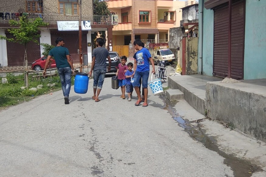 water tanker, corona virus 3, बच्चे भी पानी लेने के लिए टैंकर तक आ रहे थे, बिना कोरोना वायरस के खतरे की परवाह किए.