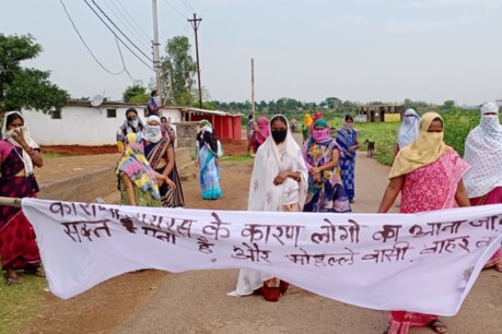नाकाबंदी के दौरान सोशल डिस्टेसिंग का भी विशेष ख्याल रखा जा रहा है.