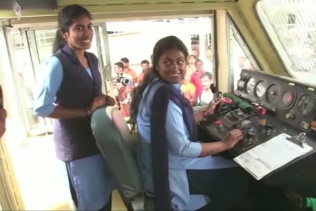 Womens Day: हुबली से धारवाड़ तक, महिलाओं ने संभाली स्पेशल पैसेंजर ट्रेन की कमान Womens Day: हुबली से धारवाड़ तक, महिलाओं ने संभाली स्पेशल पैसेंजर ट्रेन की कमान