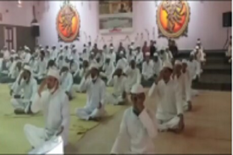 Exclusive: कोरोना को भगाने के लिए कैदी कर रहे हैं योग, रोज लगती है क्लास Exclusive: कोरोना को भगाने के लिए कैदी कर रहे हैं योग, रोज लगती है क्लास