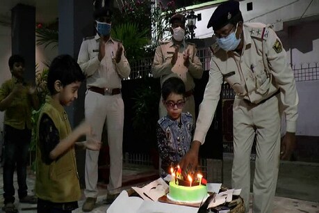 बिहार: बर्थ डे केक लेने निकले पिता को पुलिस ने वापस लौटाया, फिर खुद केक लेकर पहुंचे थानेदार बिहार: बर्थ डे केक लेने निकले पिता को पुलिस ने वापस लौटाया, फिर खुद केक लेकर पहुंचे थानेदार