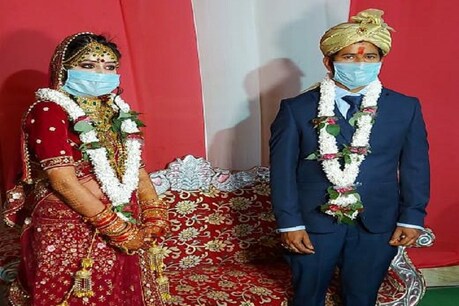बिहार के छपरा में लॉकडाउन में शादी करने वाला जोड़ा