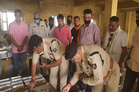 Lockdown: जरूरतमंदों की मदद को आगे आया 'कोरोना फाइटर ग्रुप', पुलिस अफसर की पहल की हो रही तारीफ Lockdown: जरूरतमंदों की मदद को आगे आया 'कोरोना फाइटर ग्रुप', पुलिस अफसर की पहल की हो रही तारीफ