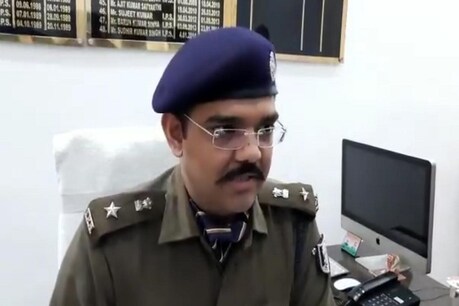 लॉकडाउन में बंद दुकान के अंदर जाम छलका रहे थे दारोगा जी, एसपी ने रंगेहाथों धर दबोचा लॉकडाउन में बंद दुकान के अंदर जाम छलका रहे थे दारोगा जी, एसपी ने रंगेहाथों धर दबोचा