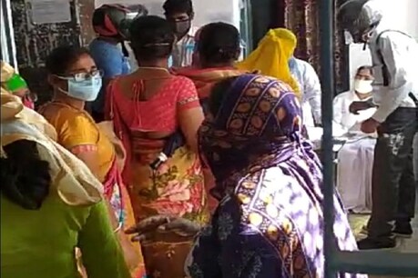 बिहार: PMCH में सोशल डिस्टेंसिंग से हो रहा खिलवाड़! अटेंडेंस बनाने की नर्सों में लगी होड़ बिहार: PMCH में सोशल डिस्टेंसिंग से हो रहा खिलवाड़! अटेंडेंस बनाने की नर्सों में लगी होड़