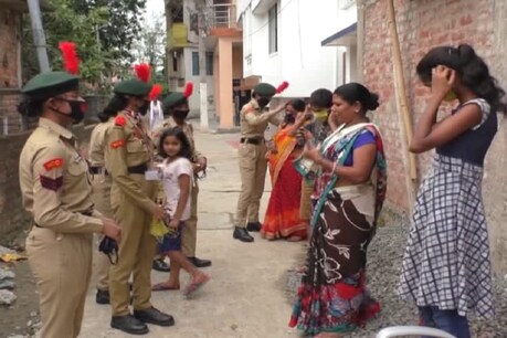 पूर्णिया में मास्क बांटती एनसीसी की कैडेट्स