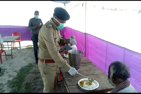Lockdown: पुलिसवालों ने अपने खर्च से थाने में खोला कम्युनिटी किचेन, खाना परोसते दिखे SP Lockdown: पुलिसवालों ने अपने खर्च से थाने में खोला कम्युनिटी किचेन, खाना परोसते दिखे SP