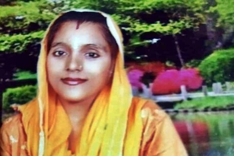 सोलन: गौशाला गई 26 वर्षीय महिला पर गिरी आसमानी बिजली, मौत सोलन: गौशाला गई 26 वर्षीय महिला पर गिरी आसमानी बिजली, मौत