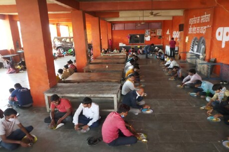 COVID 19 : कोरोना के खिलाफ जंग के बीच 1100 मजदूरों को पाल रही है MP पुलिस COVID 19 : कोरोना के खिलाफ जंग के बीच 1100 मजदूरों को पाल रही है MP पुलिस