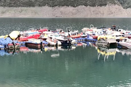 लॉकडाउन से टिहरी झील में बोट व्यवसायियों के सामने रोजी रोटी का संकट लॉकडाउन से टिहरी झील में बोट व्यवसायियों के सामने रोजी रोटी का संकट
