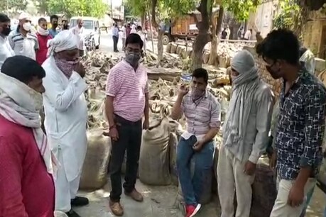 बागपत में गेहूं क्रय केंद्र पर घटतौली, कृषि उपनिदेशक ने खुद वजन कराया तो हुआ खुलासा बागपत में गेहूं क्रय केंद्र पर घटतौली, कृषि उपनिदेशक ने खुद वजन कराया तो हुआ खुलासा