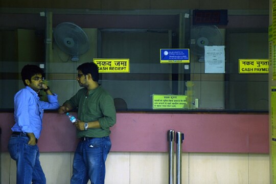  इन 3 सरकारी बैंकों को बड़ा झटका! RBI ने लगाया 6 करोड़ रु से ज्यादा का जुर्माना 