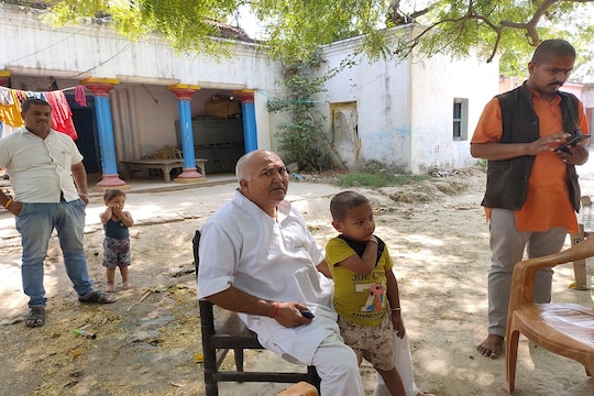भदोही में संत कल्पवृक्ष गिरी के परिजनों ने मामले की निष्पक्ष जांच कर कड़ी कार्रवाई की मांग की है.