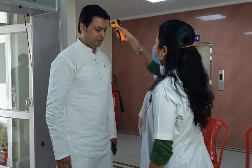 विधानसभा में प्रवेश से पहले थर्मल स्क्रीनिंग कराते त्रिपुरा के मुख्यमंत्री बिप्लव कुमार देब. Biplav Kumar Deb, the Chief Minister of Tripura, used to conduct thermal screening before entering the assembly.