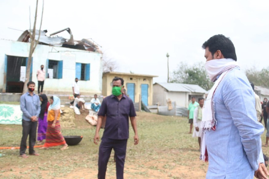राशन वितरण प्रबंधन का जायजा लेने के लिए गांव-गांव जाकर लोगों के जन संकर्प करते त्रिपुरा के मुख्यमंत्री बिप्लव कुमार देब. Chief Minister of Tripura Biplav Kumar Deb, while going public to people to take stock of ration distribution management.