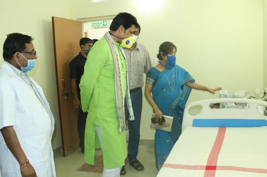 हॉस्पिटल में तैयारियों और मरीजों की सुविधाओं का अवलोकन करते हुए त्रिपुरा के मुख्यमंत्री बिप्लव कुमार देब. While observing the preparations and facilities of the patients in the hospital, Chief Minister of Tripura Biplav Kumar Deb.