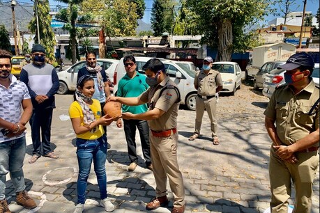 थाने में पुलिस को गुल्लक देती आलिया.