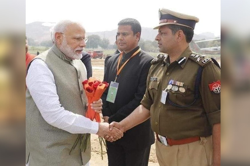 बांदा आगमन पर प्रधानमंत्री नरेंद्र मोदी का स्वागत करते हुए डीआईजी दीपक कुमार. DIG Deepak Kumar welcoming Prime Minister Narendra Modi on arrival at Banda.