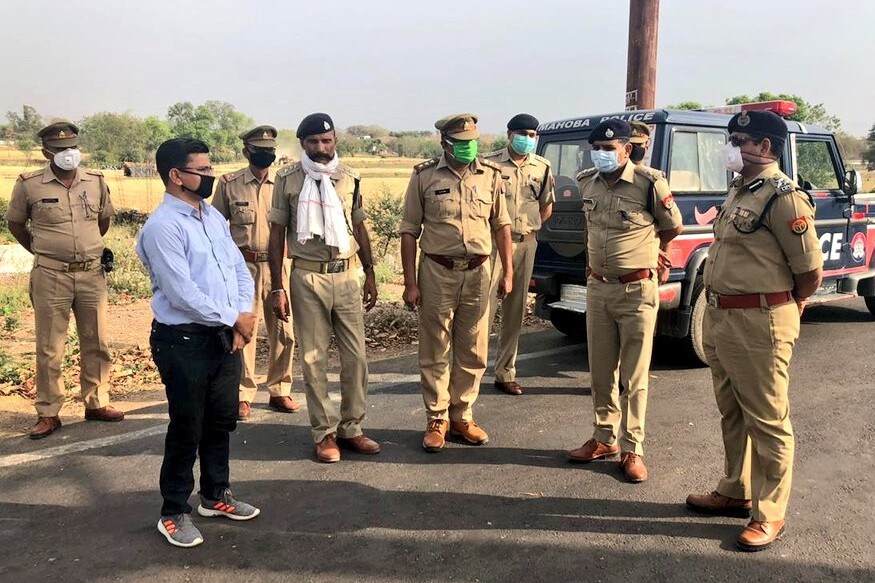 यूपी और एमपी के कैमहा बार्डर का निरीक्षक करते हुए डीआईजी दीपक कुमार. DIG Deepak Kumar inspecting UP and MP's Kamaha border