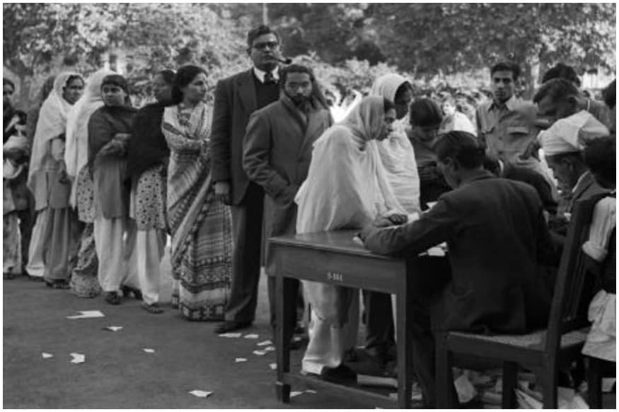 देश की पहली लोकसभा के लिए 25 अक्टूबर 1951 से 21 फरवरी 1952 तक मतदान हुआ.