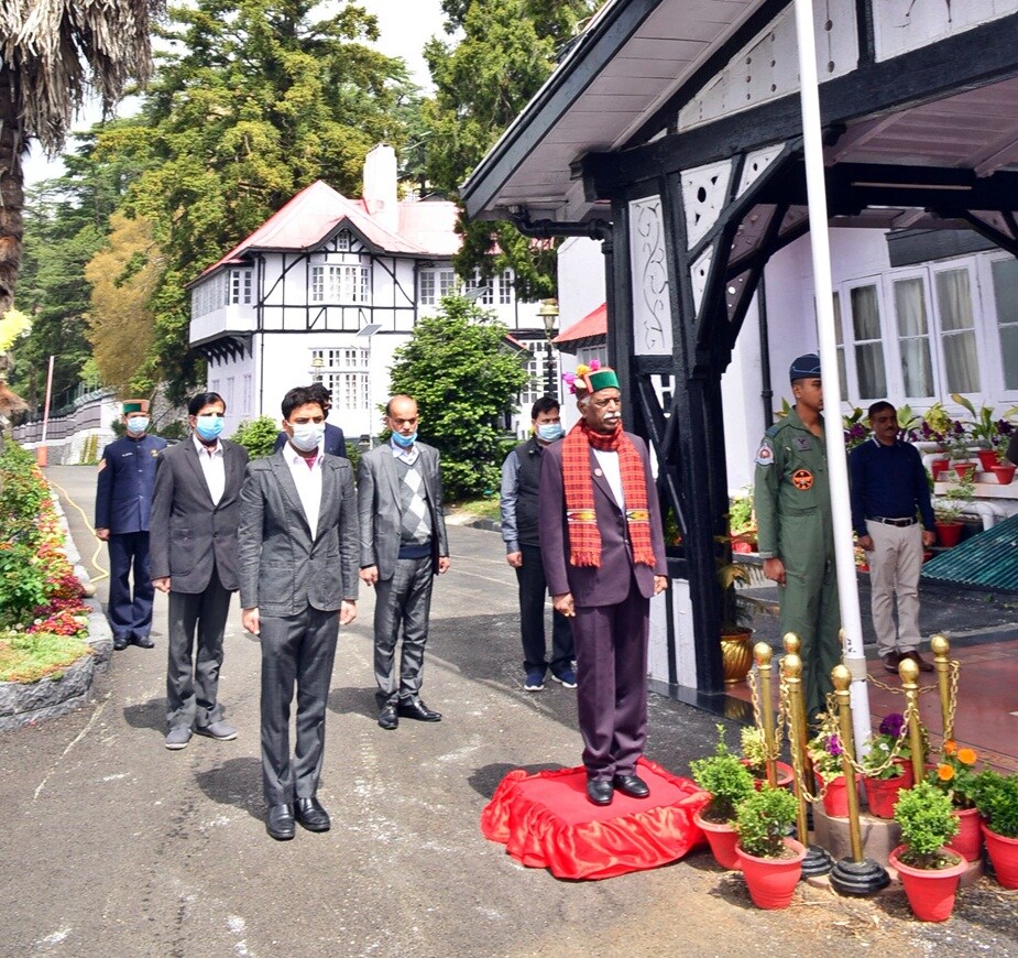 राज्यपाल ने राजभवन में ही तिरंगा फहराया.