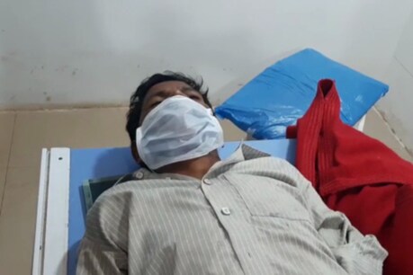 क्रॉस फायरिंग में घायल ग्रामीण को इलाज के लिए जिला अस्पताल लाया गया.