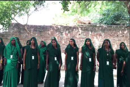 हरी साड़ी पहने महिलाओं का यह 'ग्रीन गैंग' लॉकडाउन में राज्य की पुलिस और प्रशासन के लिए बेहद मददगार बनकर उभरा है. (फाइल फोटो)