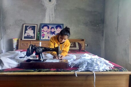 नन्हें हाथों का बड़ा काम! खुद मास्क बनाकर लोगों में बांट रही हमीरपुर की 11 साल की वैष्णवी नन्हें हाथों का बड़ा काम! खुद मास्क बनाकर लोगों में बांट रही हमीरपुर की 11 साल की वैष्णवी