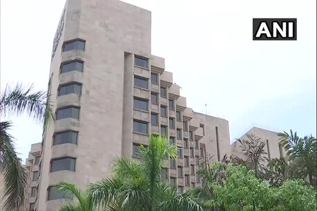 आरके पुरम पुलिस स्टेशन के एसएचओ राजेश शर्मा ने बताया कि बॉर्डर सील होने के कारण पुलिसकर्मियों को आवागमन में परेशानी का सामना करना पड़ रहा था.