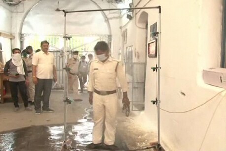 कोरोना से बचाव : CM हाउस में टनल और जबलपुर जेल में गेट कर रहा है सेनेटाइज कोरोना से बचाव : CM हाउस में टनल और जबलपुर जेल में गेट कर रहा है सेनेटाइज