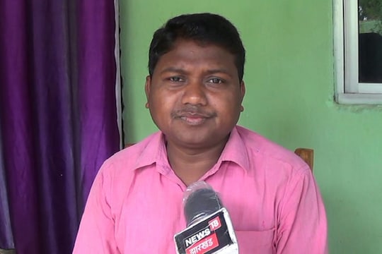 जगरन्नाथ लोहरा के पिता कृष्णा लोहरा डीसी के ड्राईवर हैं. (जगरन्नाथ लोहरा की फाइल फोटो) 