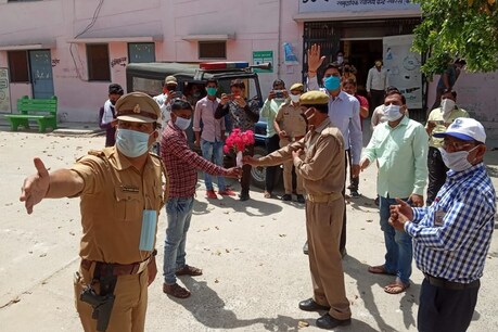 कन्नौज: लॉक डाउन में स्वास्थ्यकर्मी की पिटाई के बाद काम बंद, सिपाही ने गुलदस्ता देकर मांगी माफी कन्नौज: लॉक डाउन में स्वास्थ्यकर्मी की पिटाई के बाद काम बंद, सिपाही ने गुलदस्ता देकर मांगी माफी