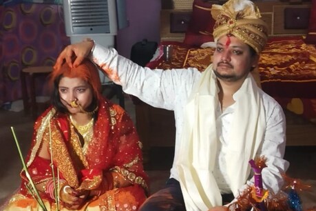 नवादा में लॉक डाउन 2.0 के दौरान हुई अनोखी शादी, मास्क लगाकर वर-वधू ने थामा एक-दूसरे का हाथ नवादा में लॉक डाउन 2.0 के दौरान हुई अनोखी शादी, मास्क लगाकर वर-वधू ने थामा एक-दूसरे का हाथ