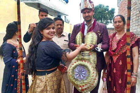 ऊना: बिन बैंड-बाजे दुल्हन के घर पहुंची बारात, सालियों ने एंट्री से पहले दूल्हे के हाथ करवाए सेनेटाइज ऊना: बिन बैंड-बाजे दुल्हन के घर पहुंची बारात, सालियों ने एंट्री से पहले दूल्हे के हाथ करवाए सेनेटाइज