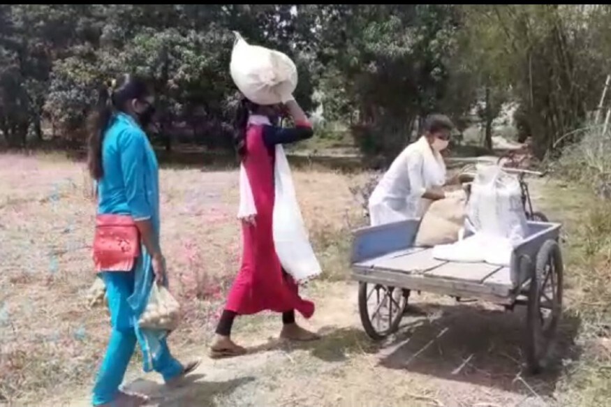 जरूरतमंद लोगों तक खाना व राशन पहुंचाने के लिए ये छात्राएं पड़ोसी के ठेले का इस्तेमाल करती हैं. To provide food and ration to the needy people, these girls use neighbor's handcart.