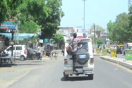 नीमच पुलिस युवक को गाड़ी के पीछे लटका कर थाने लायी