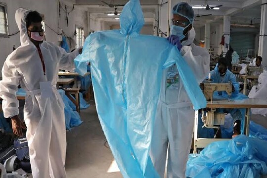 डॉक्टर और स्वास्थ्यकर्मी कोरोना संक्रमित मरीजों के इलाज के दौरान एक खास तरह का सूट पहनते हैं. (सांकेतिक फोटो)