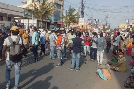 रांची में कोरोना संक्रमित मरीज के शव को दफनाने की कोशिश हुई, तो लोगों ने सड़क पर उतरकर विरोध किया