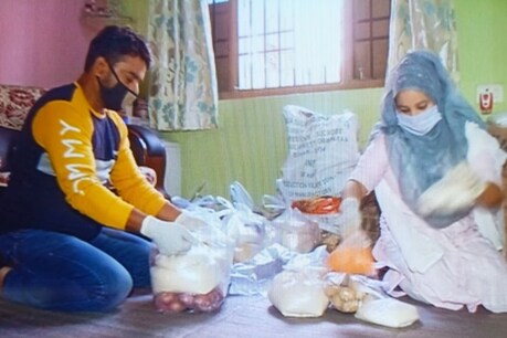 COVID-19: कोरोना त्रासदी में एक मुस्लिम परिवार ने पेश की है गंगा-जमुनी तहजीब की मिसाल COVID-19: कोरोना त्रासदी में एक मुस्लिम परिवार ने पेश की है गंगा-जमुनी तहजीब की मिसाल