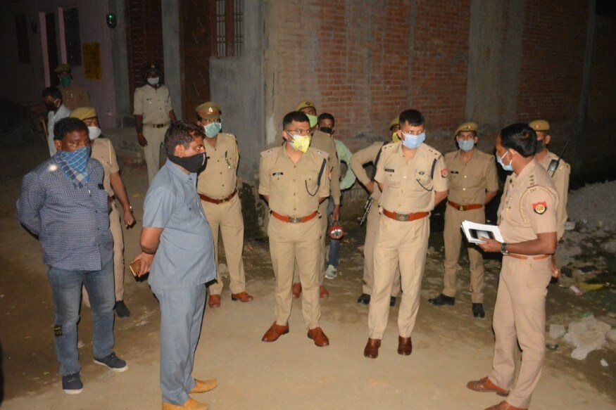 हत्या की खबर मिलने के बाद मौके पर पहुंचे पुलिस के वरिष्ठ अधिकारी. Senior police officers arrived at the scene after receiving the news of the murder.