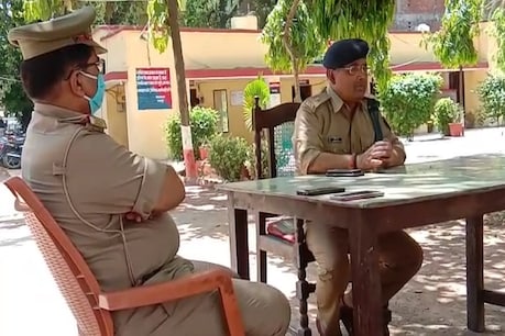 लॉकडाउन में शादी कैंसिल कर रहे हैं पुलिसकर्मी; संकट काल में पहले ड्यूटी, बाद में शादी लॉकडाउन में शादी कैंसिल कर रहे हैं पुलिसकर्मी; संकट काल में पहले ड्यूटी, बाद में शादी