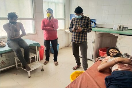 प्रतापगढ़: लॉक डाउन में गांजा न मिलने पर भड़के हिस्ट्रीशीटर बदमाश ने की बमबाजी, खुद की भी उड़ी हथेली प्रतापगढ़: लॉक डाउन में गांजा न मिलने पर भड़के हिस्ट्रीशीटर बदमाश ने की बमबाजी, खुद की भी उड़ी हथेली