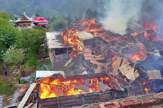 शिमला के चिड़ंगाव में आग में जलते घर.