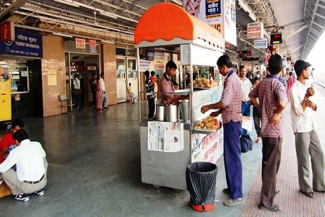 स्टेशनों पर स्टॉल लगाने वाले बेबस, रेल मंत्री पीयूष गोयल से की लाइसेंस फीस माफ करने की मांग स्टेशनों पर स्टॉल लगाने वाले बेबस, रेल मंत्री पीयूष गोयल से की लाइसेंस फीस माफ करने की मांग