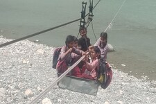 सरकार ने नहीं सुनी पुल की फरियाद, गांव वालों ने लगा ली खुद की ट्रॉली