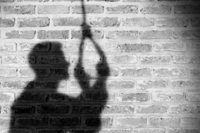 पहले पत्नी और बच्चों को कमरे में बंद किया, फिर लगा ली फांसी